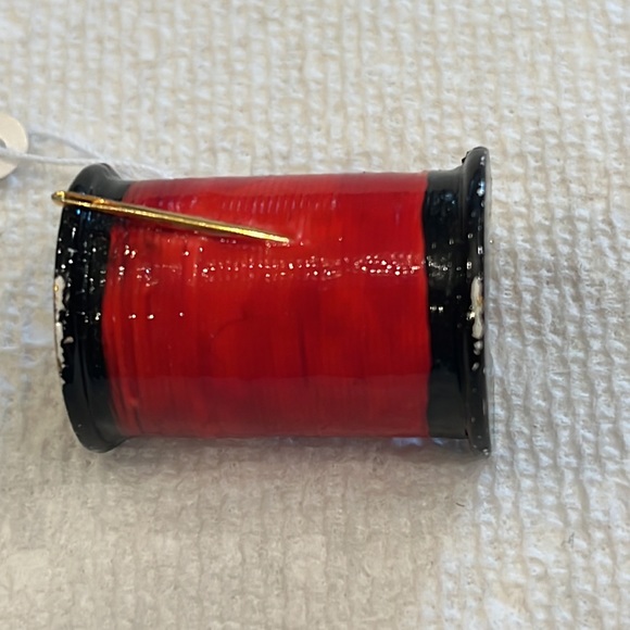Vintage Original by Robert. Spool of Red Thread with a needle very rare. Signed - Picture 5 of 13